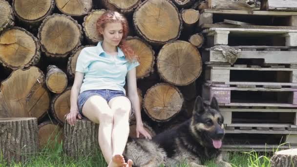 她美丽的狗在户外休息的女人 — 图库视频影像