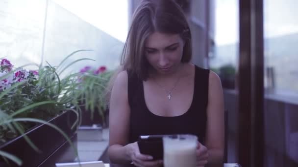 Молодая привлекательная женщина с ноутбуком, сидя в кафе — стоковое видео