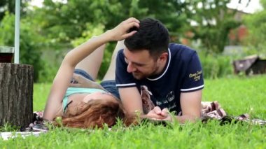 mutlu çift çim üzerinde yalan