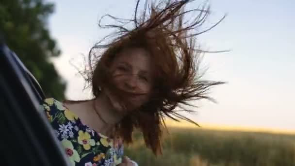 Lány hajol ki a kocsi ablakon — Stock videók