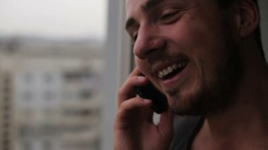 Cep telefonuyla konuşurken ve etrafa genç adam