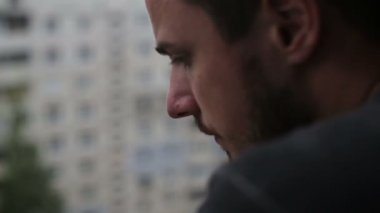 Cep telefonuyla konuşurken ve etrafa genç adam