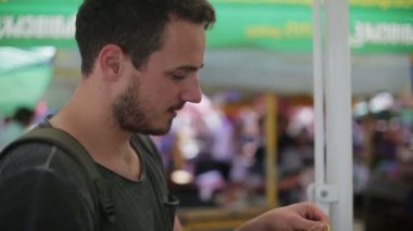 Adam bir sebze pazarı, Mısır gün alıyor.