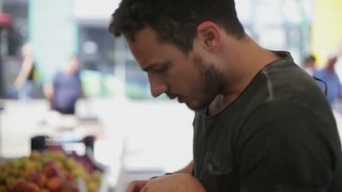 Adam bir sebze pazarı, Mısır gün alıyor.