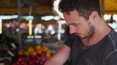 Bir adam bir Pazar sebze satın gün