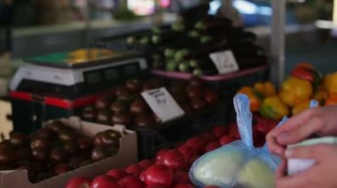 Bir adam bir Pazar sebze satın gün