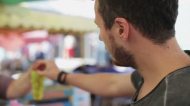 Adam şeftali bir sebze Pazar gün alıyor.