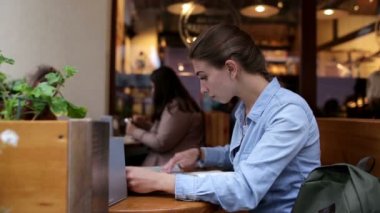 Genç güzel kadın café'de yazıyor ve Haritaya benziyor