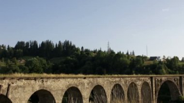 Mutlu Romantik Çift turistler önünde eski köprü