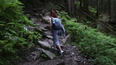 Kadın Gezgin dağlar ve ormanlar ile yürüyor