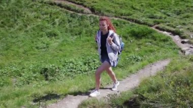 Kadın Gezgin dağlar ve ormanlar ile yürüyor