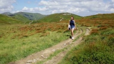 Kadın Gezgin dağlar ve ormanlar ile yürüyor