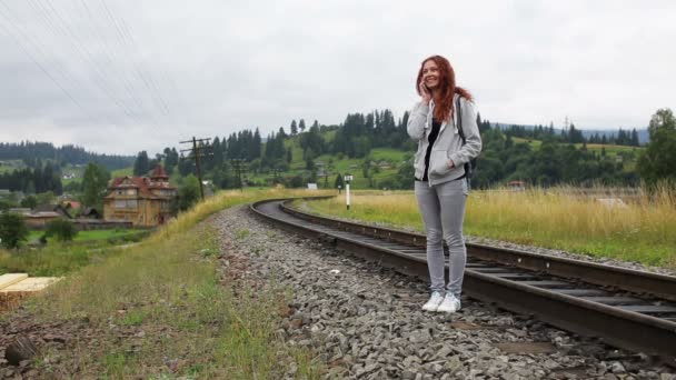 Souriant belle jeune femme avec smartphone en montagne — Video