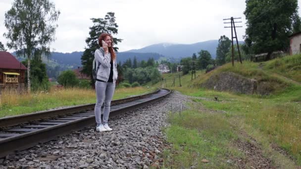 Sorridente bella giovane donna con smartphone in montagna — Video Stock