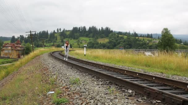 Bella coppia che cammina sulla ferrovia in montagna insieme — Video Stock