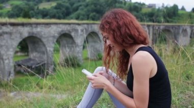 Sms dağlarda eski Viyadüğü yakınlarında oturan kız yazar