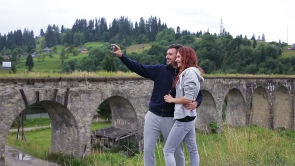 古い高架の前に selfie をやって幸せなカップル — ストック動画