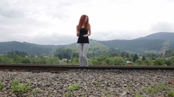 Дівчина танцює на стежках у горах — стокове відео