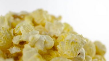 Beyaz arka plan, döndürme, çok kutusunda tuz patlamış mısır yakın çekim