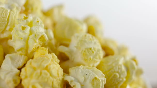 Popcorn al sale in scatola su sfondo bianco, rotazione, molto da vicino — Video Stock