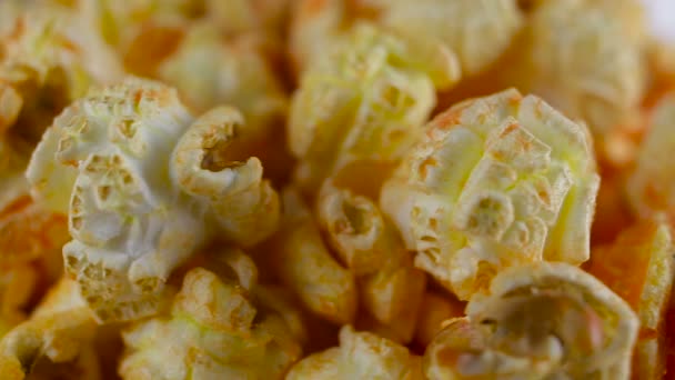 Kaas popcorn in vak op witte achtergrond, rotatie, zeer close-up — Stockvideo