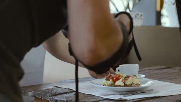 Fotógrafo profesional dispara comida en restaurante — Vídeos de Stock