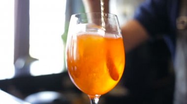 Barmen bir kokteyl cam malzemeler karışımları