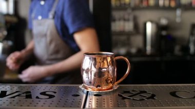 Barmen bakır bir kapta buz dökülen