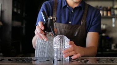 Barmen buz cam su dökülen