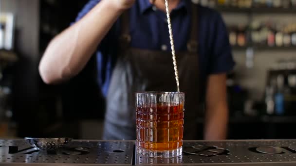 Barista, barista che prepara una bevanda alcolica, bevanda in discoteca, pub o bar — Video Stock