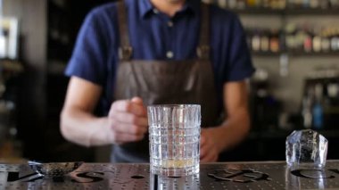 Barmen bir kokteyl şurubu ve şeker ekler