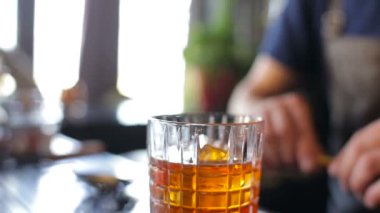 Bir içki portakal garnitür sprey