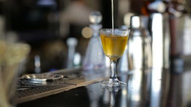 Barmen güçlü alkollü içki küçük gözlük içine dökülen açık bar
