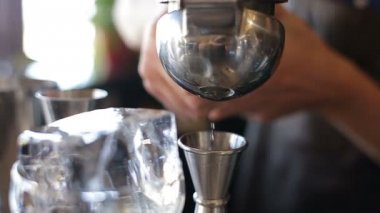 Kokteyl içki limon sıkarak barmen. Barmen kokteyl içki hazırlama.