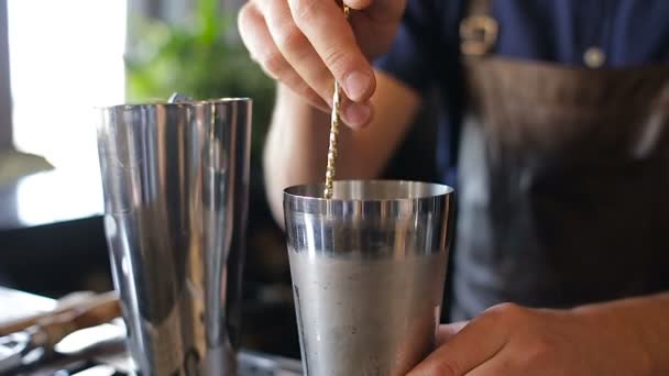 De barman toegevoegde ingrediënten in een metalen beker — Stockvideo