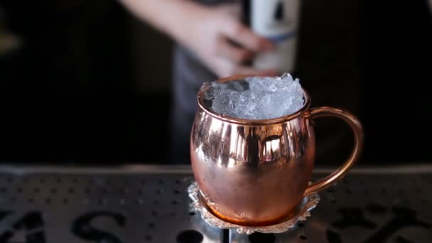 Le barman prépare un cocktail dans une tasse en cuivre — Video