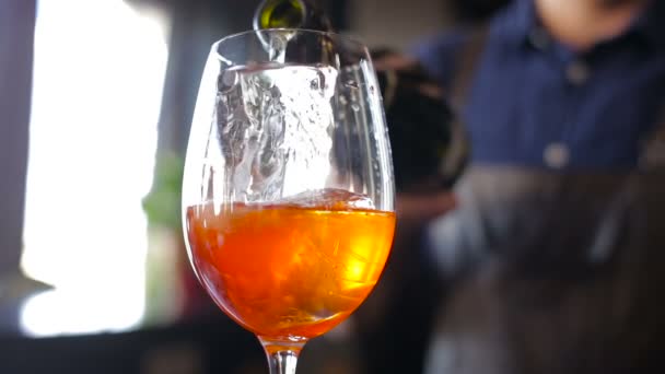 O barman adiciona um cocktail de champanhe — Vídeo de Stock