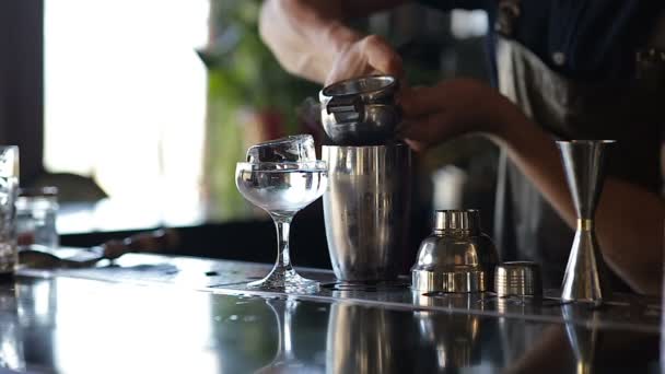 Bartender menekan jus lemon cocktail — Stok Video