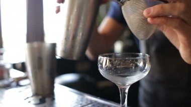 Barmen eli titretici kokteyl döker.
