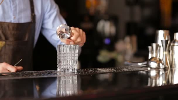 Die Hände des Barkeepers zerkleinern Eis für einen Cocktail — Stockvideo