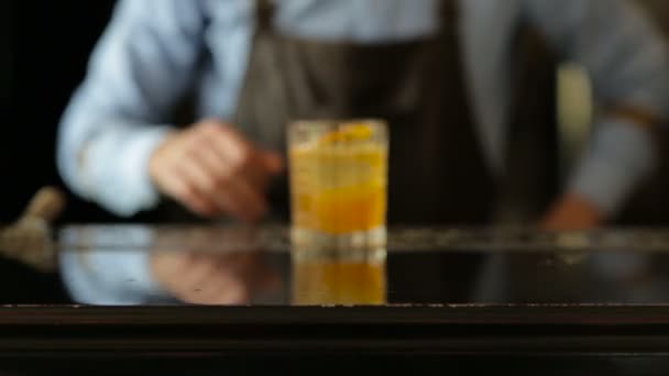 El camarero sirve un cóctel al cliente. — Vídeos de Stock