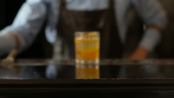 Barmann Cocktail dekorieren. verbrennt es. und an den Kunden verkauft — Stockvideo