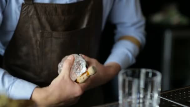 Руки бармена измельчают лёд для коктейля. — стоковое видео