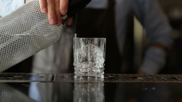 Bartender squirting on the ice of the siphon — Stock Video