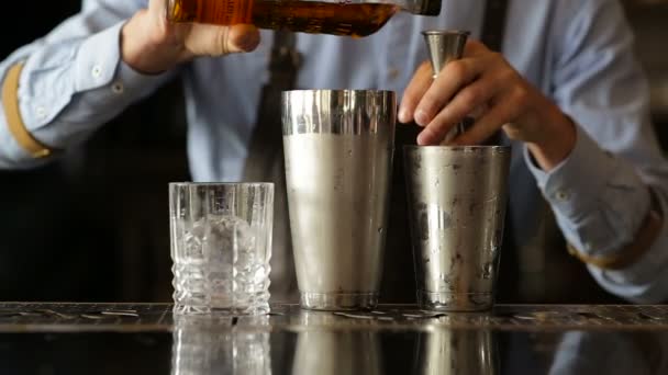 Barman v baru přidává alkohol koktejl — Stock video