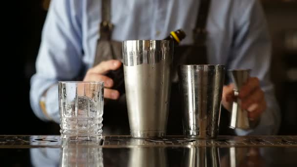 The bartender at the bar adds alcohol cocktail — Stock Video