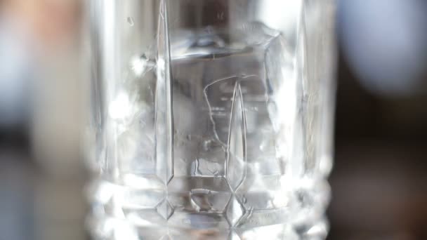 Cocktail versé dans un verre. Macro 