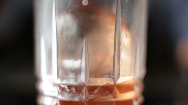 Cocktail gegoten in een glas. Macro — Stockvideo
