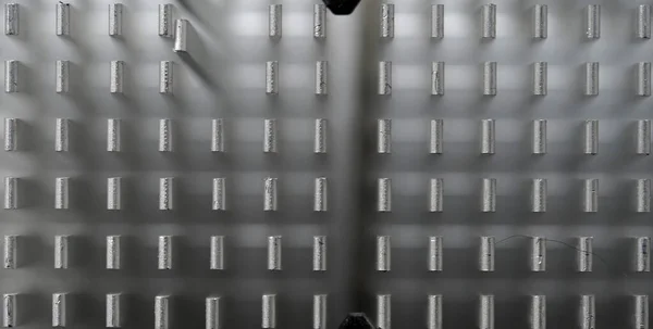 Küçük metal parçalarının doku ve dokusu, bir bilgisayarın içindeki soğutma sistemi, bir şehirle ortaklık, üst görünüm, gri metalik rengin soyutlanması, gümüş, simetri ve asimetriye benzer