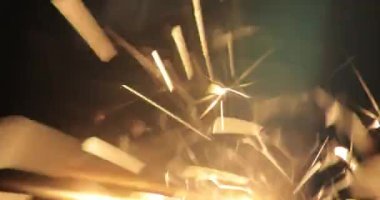 Yeni yıl atmosferi için neşeli maytaplar, arka plan ve doku, parlak ışık ve çelenkler, sevinç havai fişekleri ve hediyeler, mutlu duygular, hafta sonu ve tatil, arkadaşlar